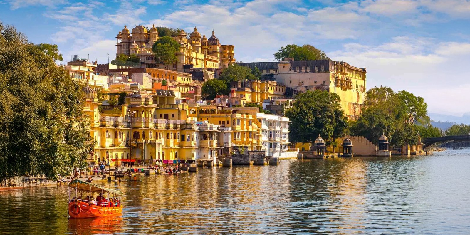 City-Palace-Pichola-Lake-Udaipur-Rajasthan-India